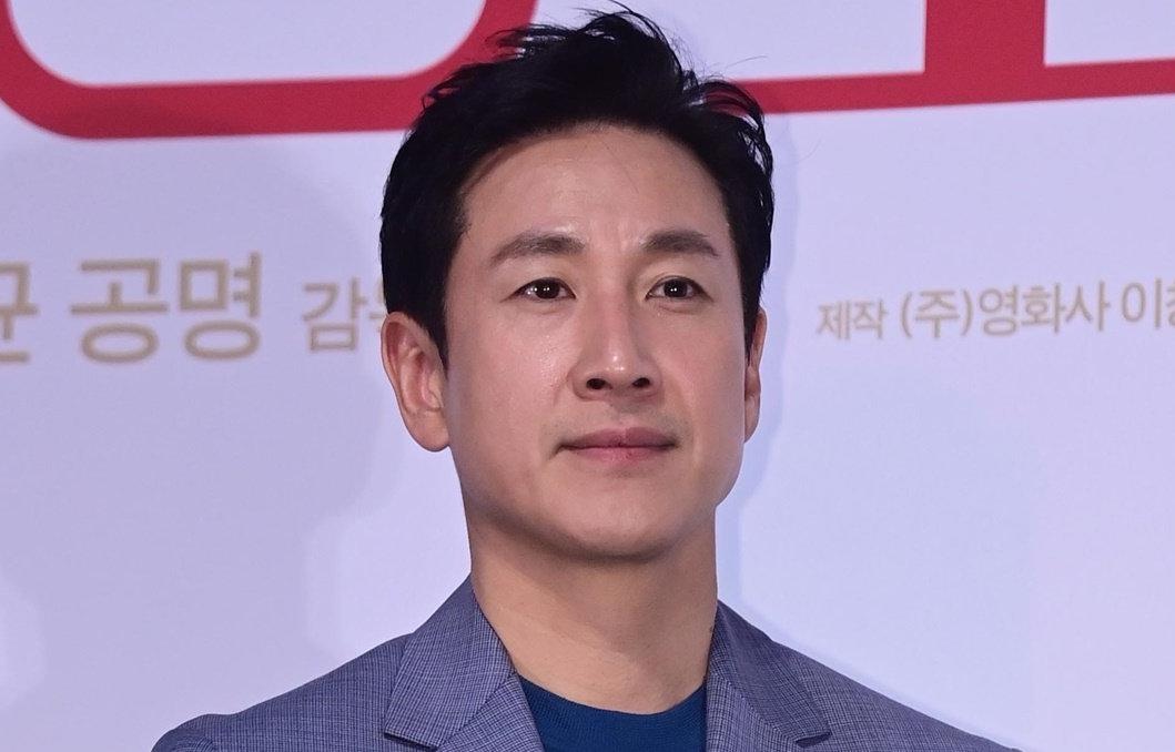 Tranh cai qua trinh dieu tra truoc khi Lee Sun Kyun chet trong xe hoi hinh anh