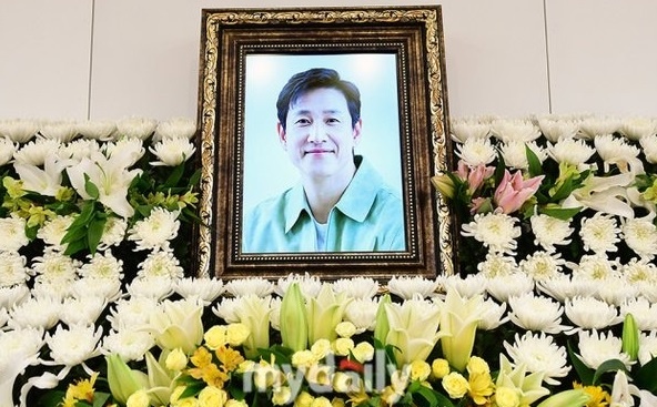 YouTuber lam nao loan tang le cua tai tu 'Ky sinh trung' Lee Sun Kyun hinh anh