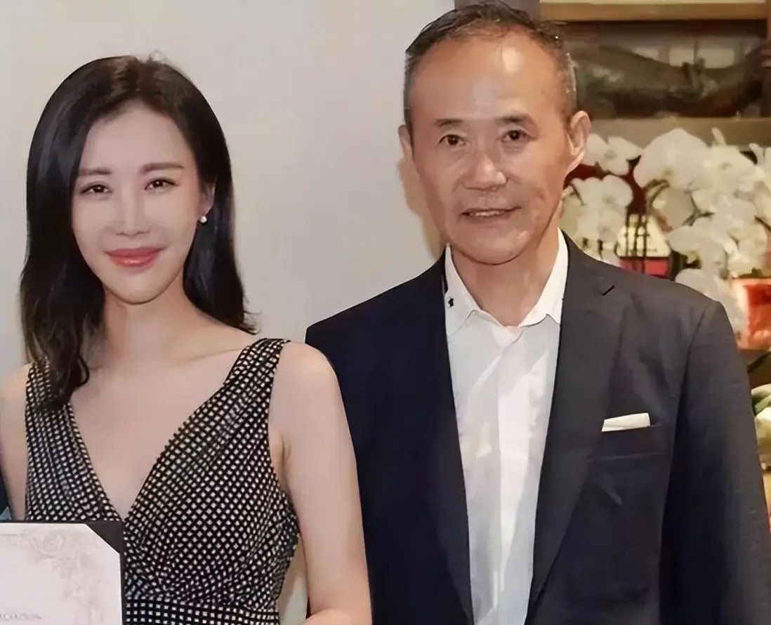 Hon nhan on ao cua dien vien 'Chan Hoan truyen' va ty phu 73 tuoi hinh anh