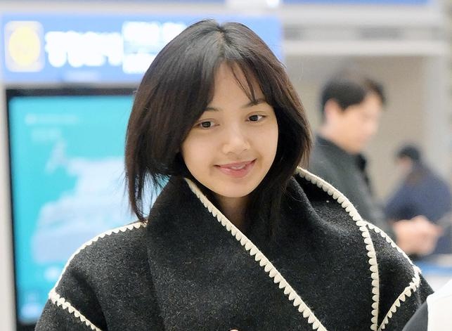 Guong mat khong son phan cua Lisa hinh anh