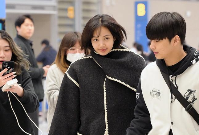 Lisa ngai ngung che mat moc hinh anh