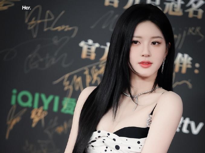 Trieu Lo Tu co rum nguoi vi mac do ho giua thoi tiet gia lanh hinh anh