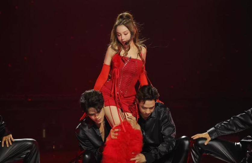 Canh Huyen Baby nam len nguoi vu cong nam bi noi giong 'Stay Tonight' hinh anh