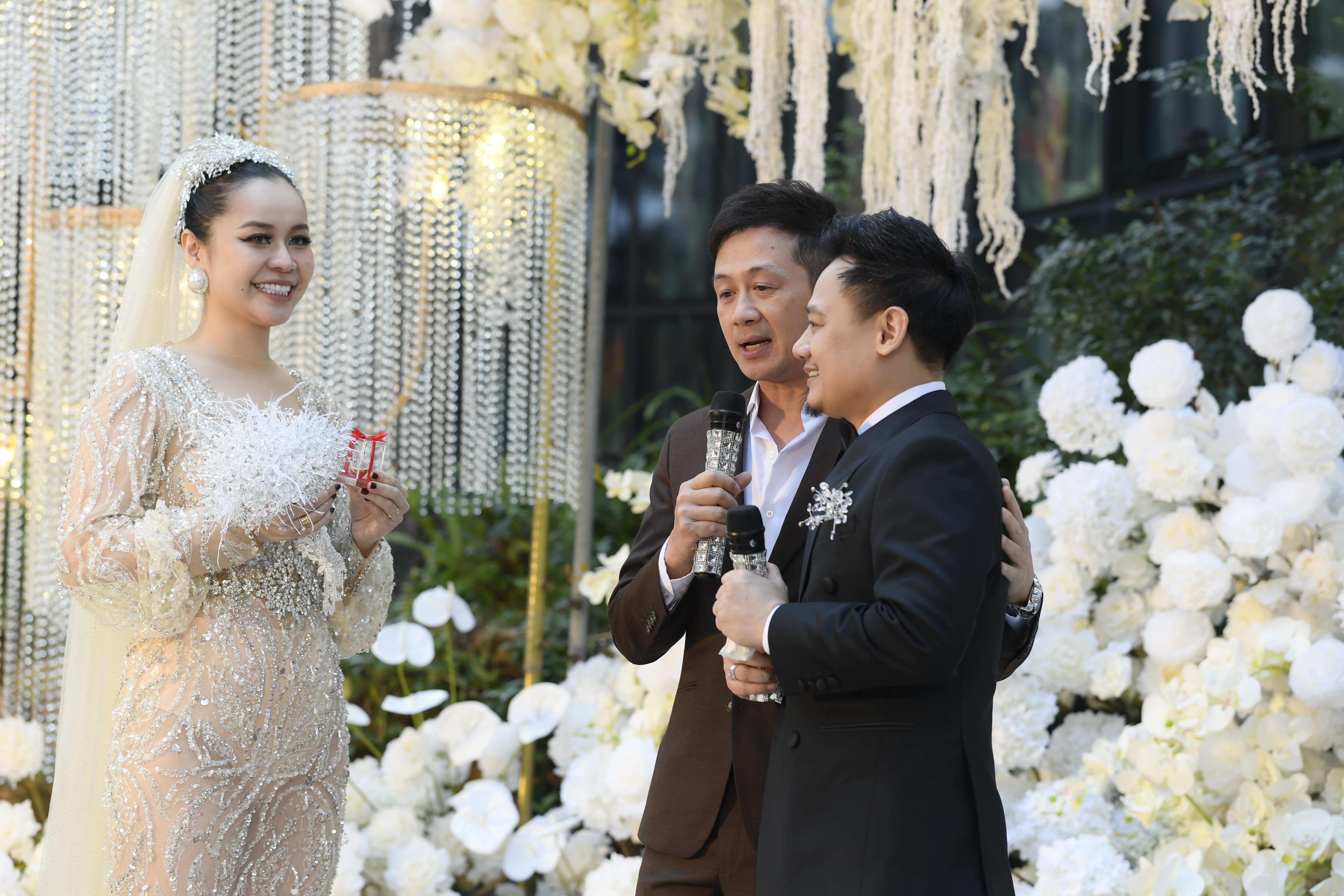 Tiec cuoi giua doi thong cua Vu Hanh Nguyen, Nguyen Duc Cuong hinh anh