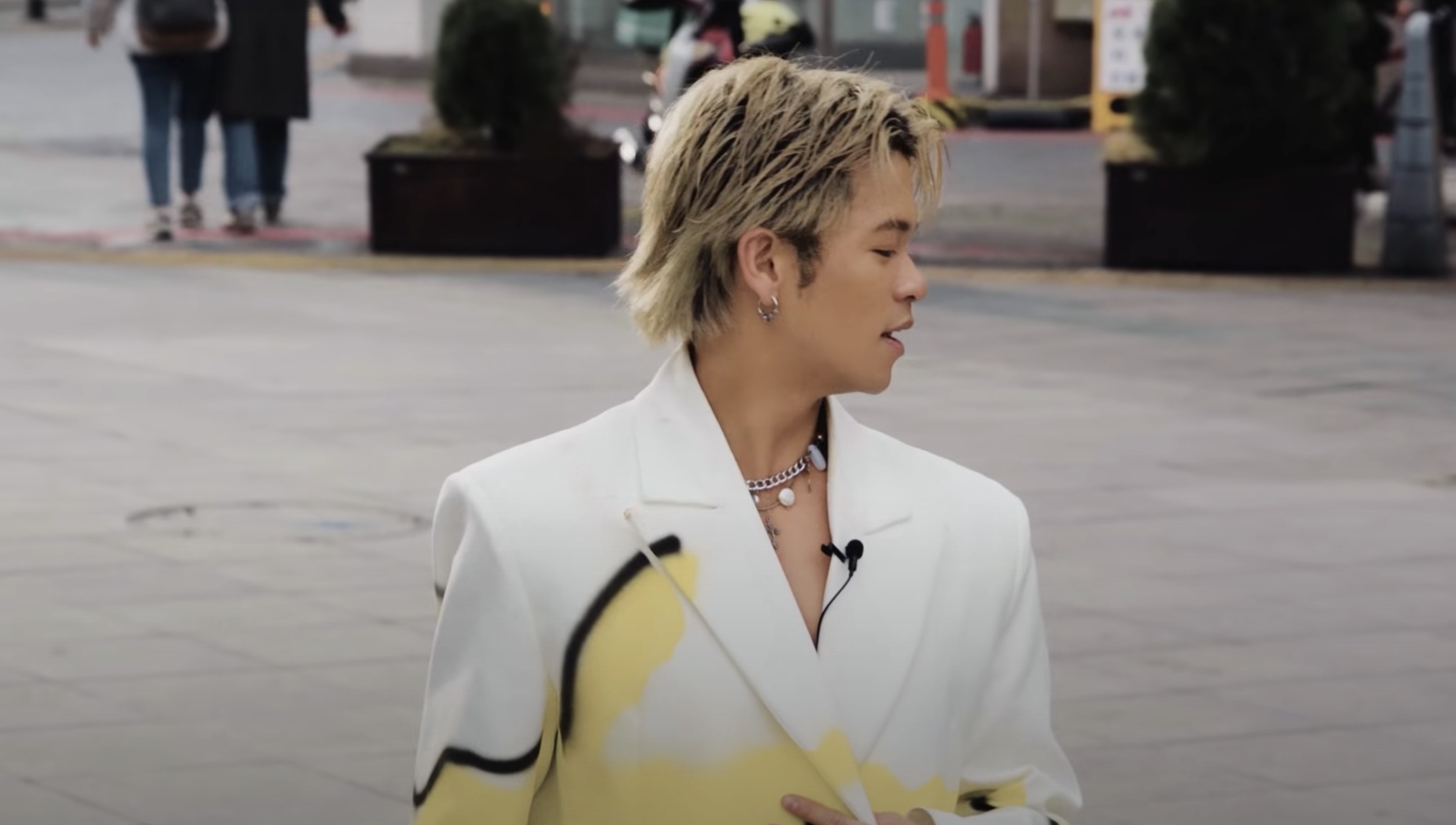 Man trinh dien bi ngo lo cua Trong Hieu o Han Quoc hinh anh