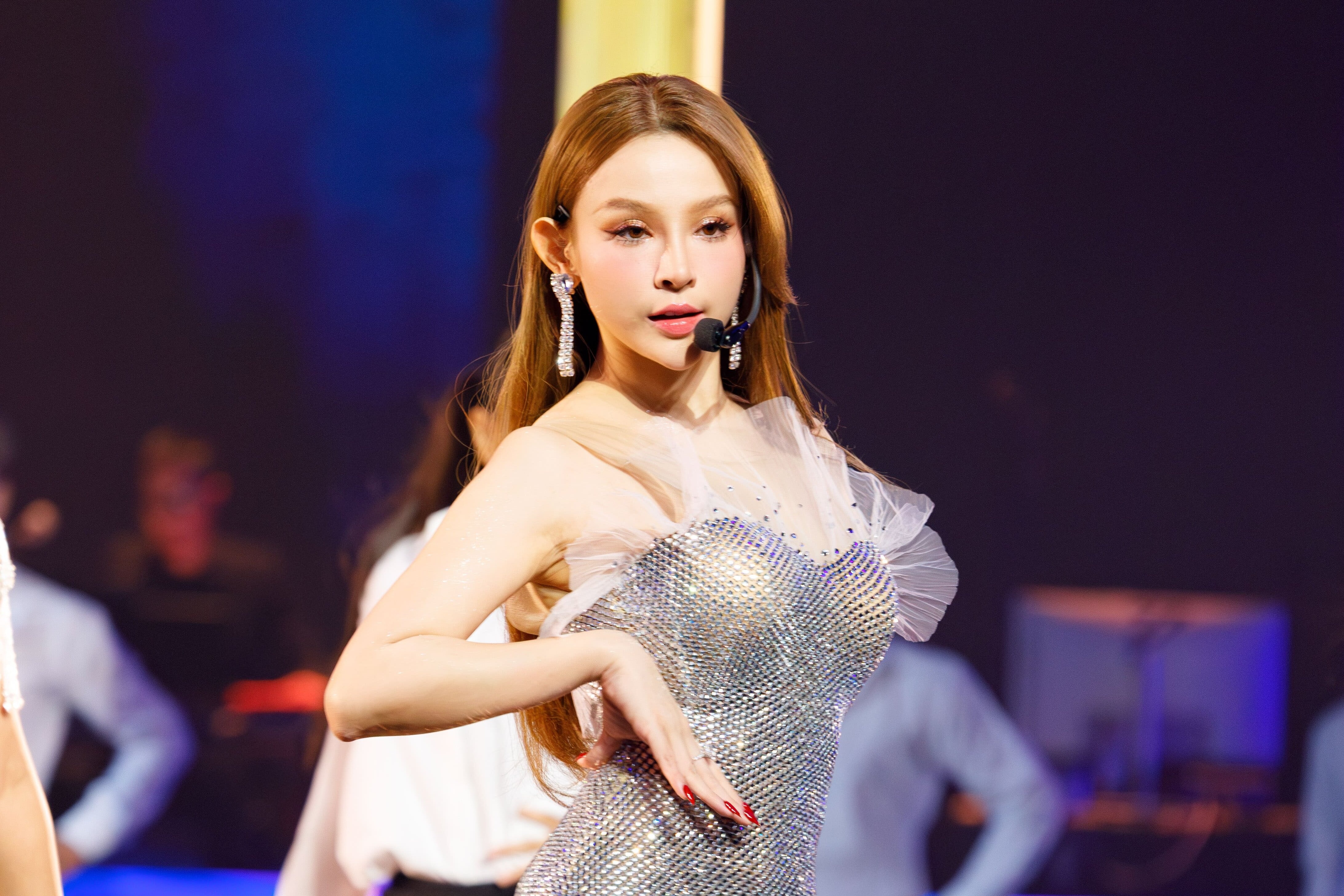 Huyen Baby bi loai khoi Chi dep dap gio re song hinh anh