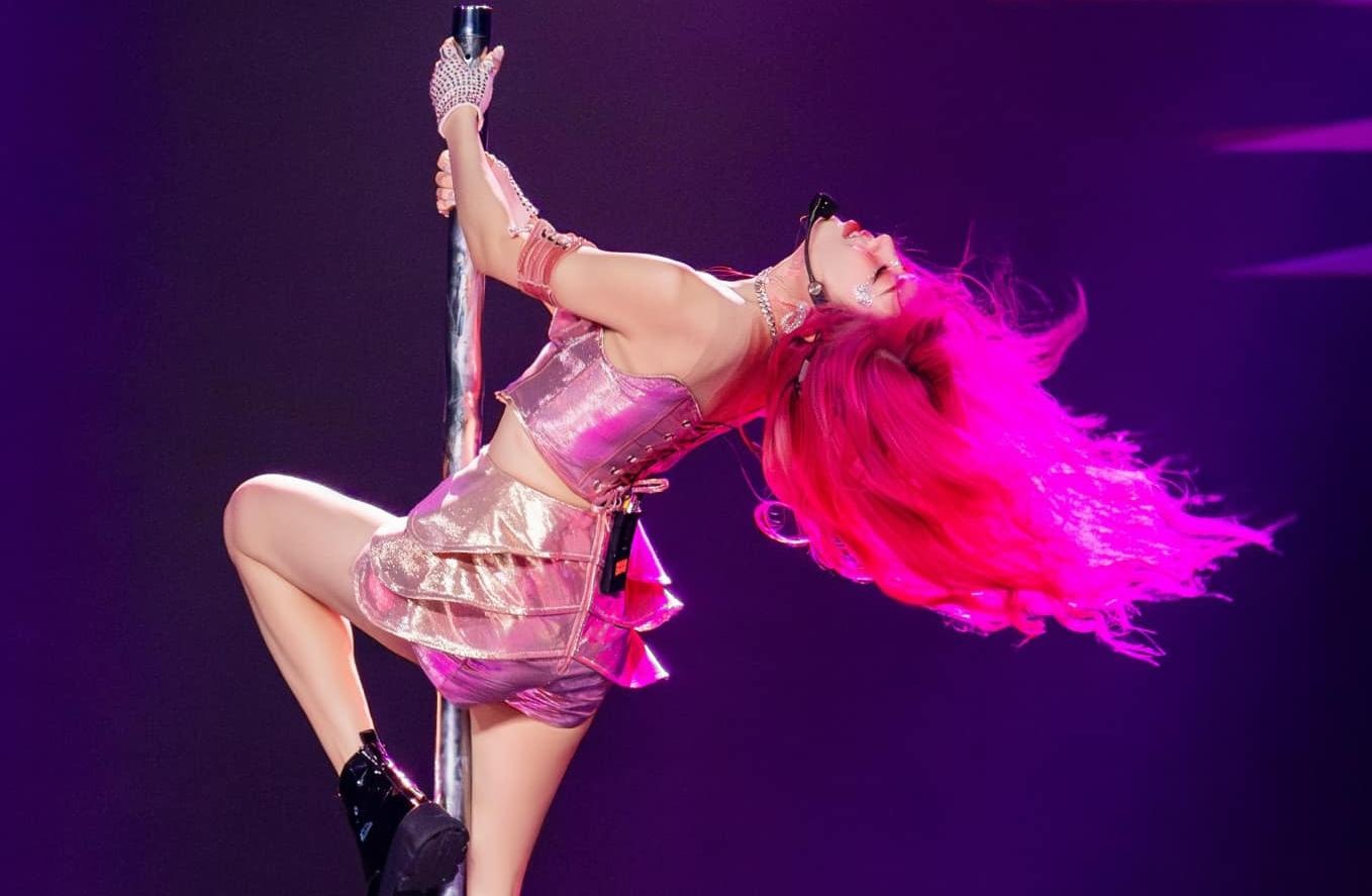 Me Trang Phap yeu cau con gai dung mua cot sau Chi dep hinh anh