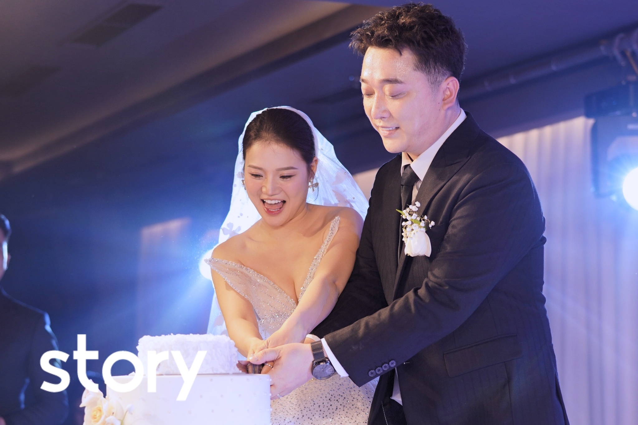 Ca si Yanbi quy goi trao nhan cho vo trong le cuoi hinh anh