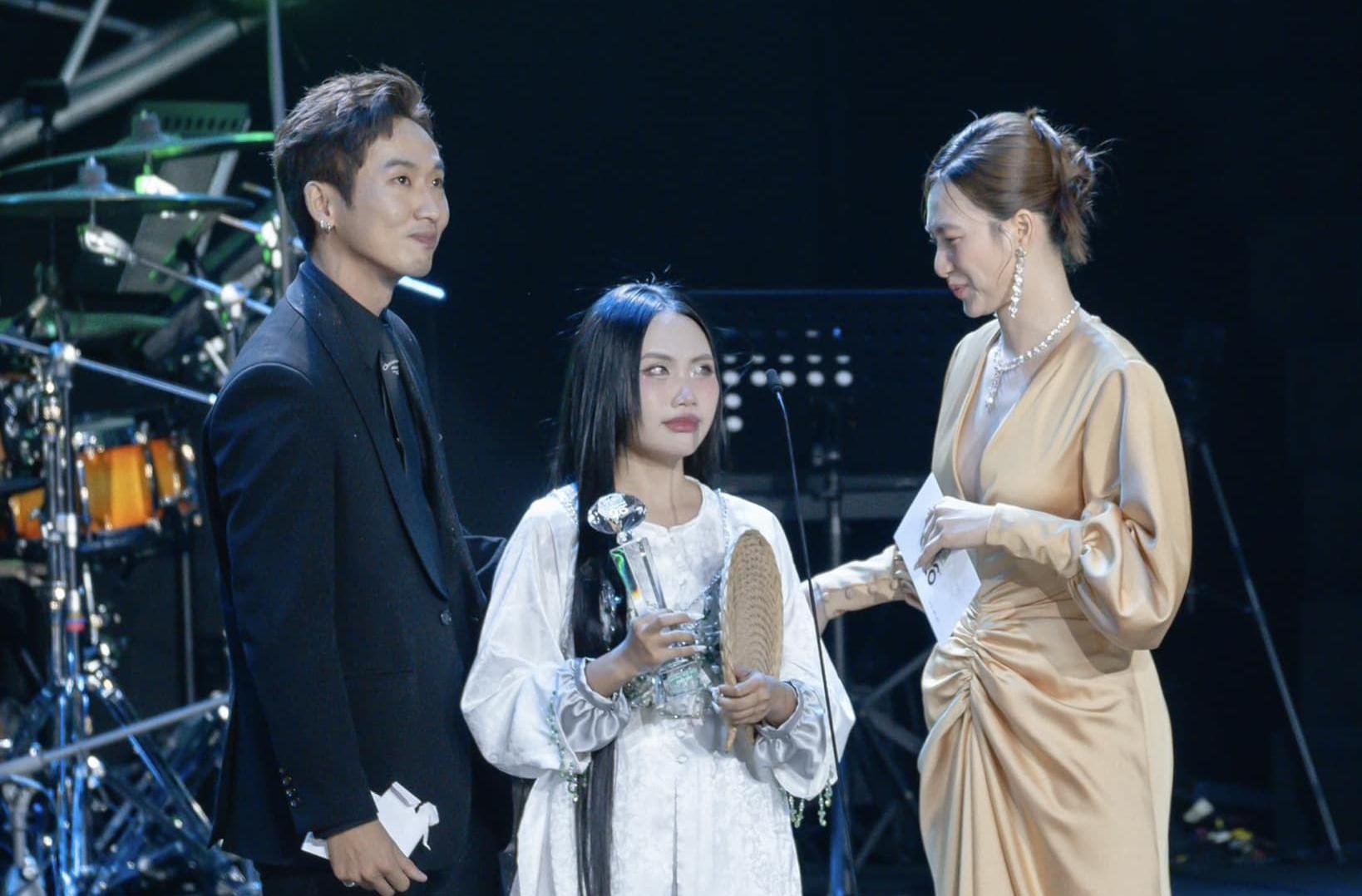 Phuong My Chi gay cuoi vi noi 'sau 10 nam lai nhan giai guong mat moi' hinh anh