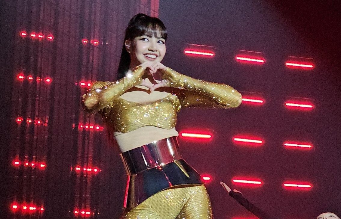 Lisa bieu dien goi cam truoc mat ban trai hinh anh