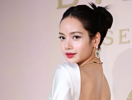 Lisa lap cong ty hinh anh