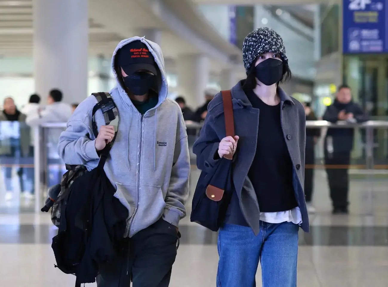 Vuong Phi, Ta Dinh Phong che kin mat khi xuat hien ben nhau hinh anh