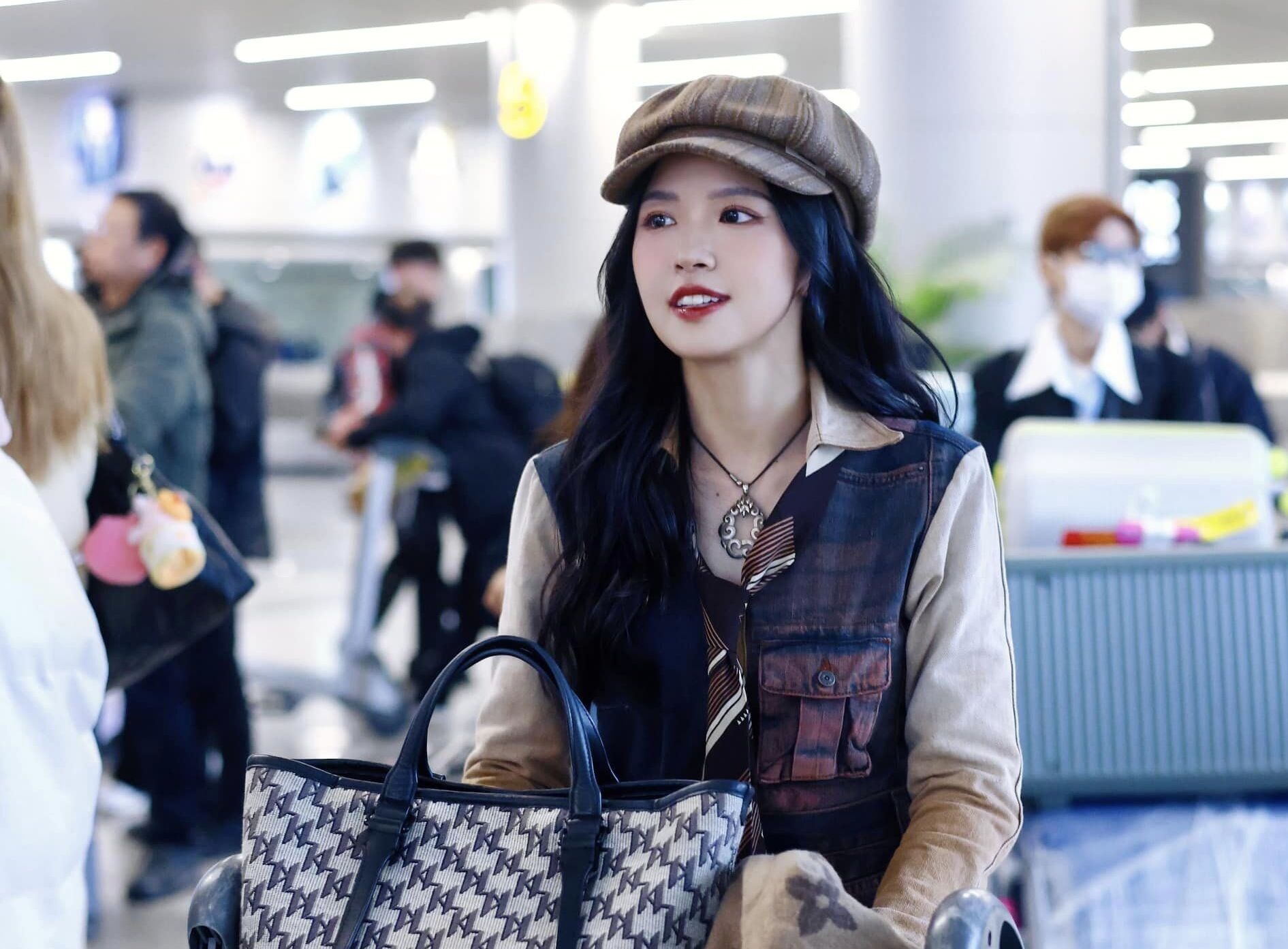 Suni Ha Linh toi Trung Quoc tham gia Ty ty dap gio re song hinh anh