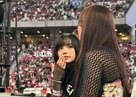 Lisa mac ao cua thuong hieu Viet khi toi xem Taylor Swift bieu dien hinh anh