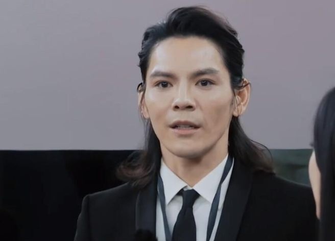 Con trai trum giai tri Hong Kong thay minh vo dung hinh anh