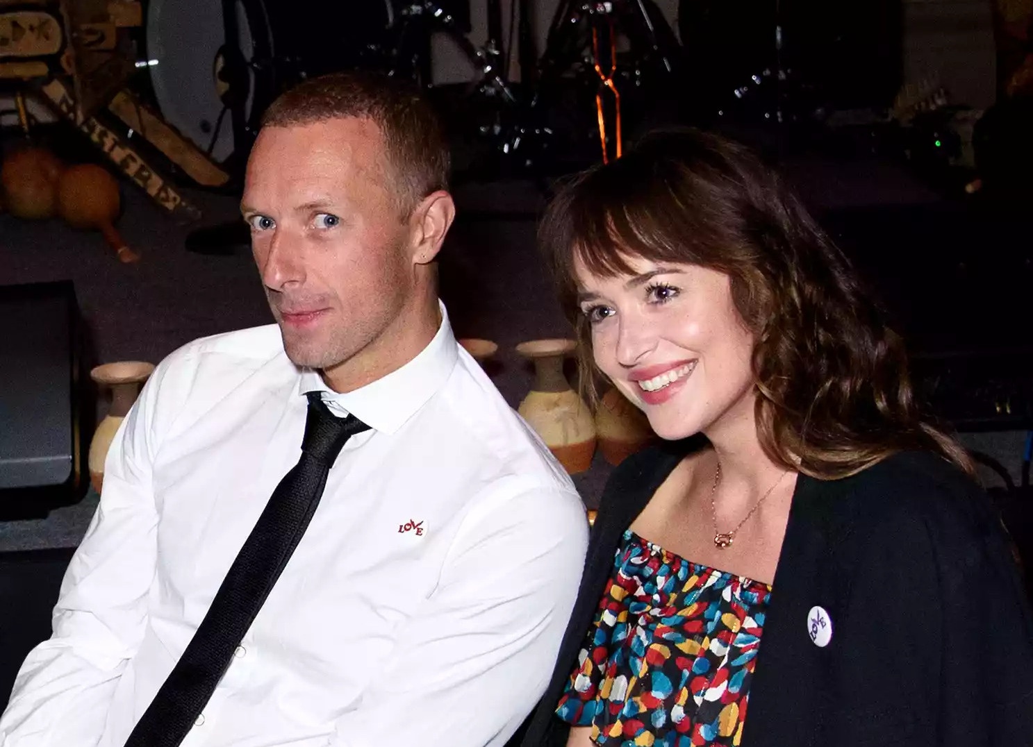 Ngoi sao '50 sac thai' Dakota Johnson dinh hon hinh anh