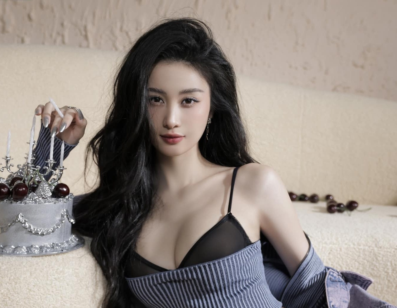 Ngoai hinh khien Jun Vu vuong nghi van dao keo hinh anh