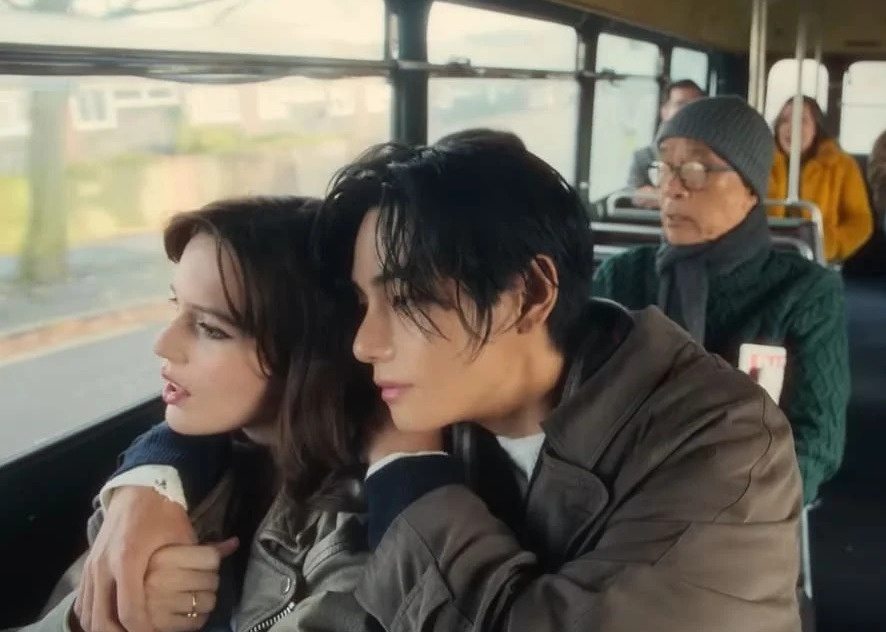 V (BTS) yeu say dam ngoi sao nguoi Anh trong MV moi hinh anh