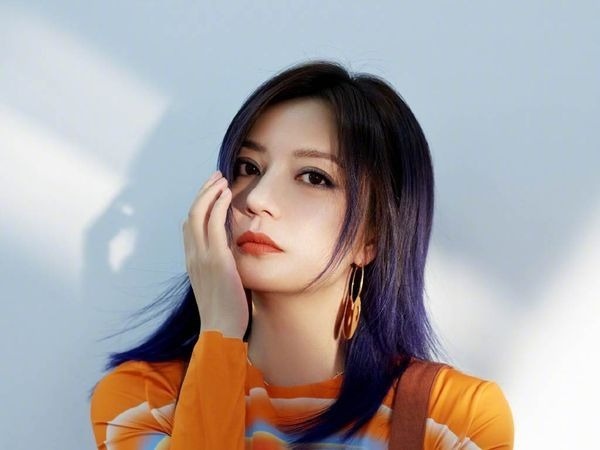 Trieu Vy sau 3 nam bi cam song hinh anh