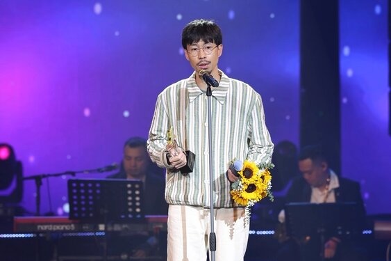 Den danh bai HIEUTHUHAI, Tang Duy Tan trang tay o giai Cong hien hinh anh