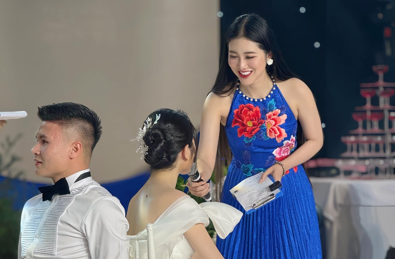 Nguoi dep HH Hoan vu Viet Nam lam MC dam cuoi Quang Hai hinh anh