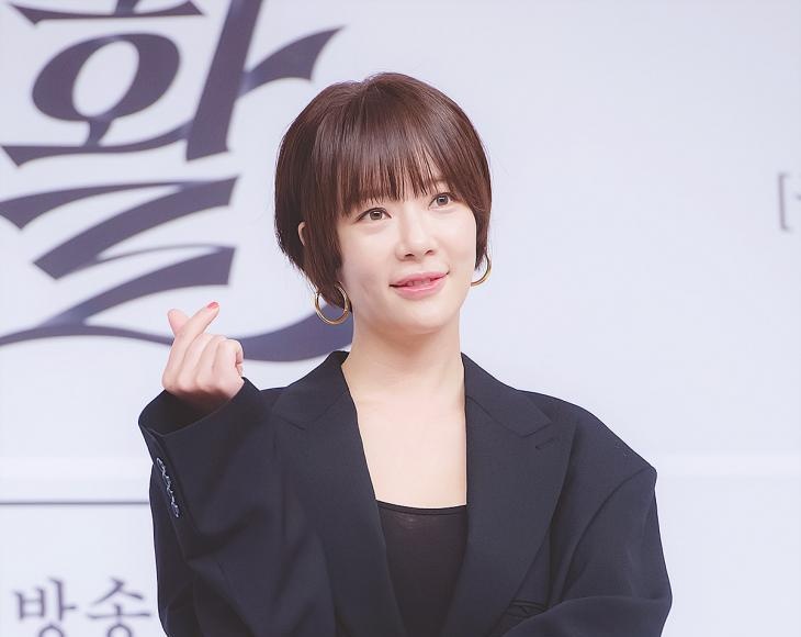 Hwang Jung Eum to chong ngoai tinh voi thi sinh hoa hau hinh anh