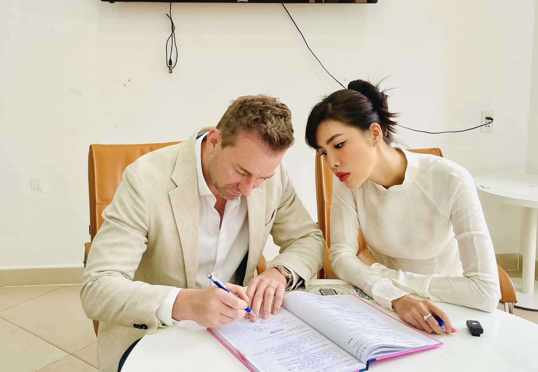 Minh Tu va ban trai Tay dang ky ket hon hinh anh