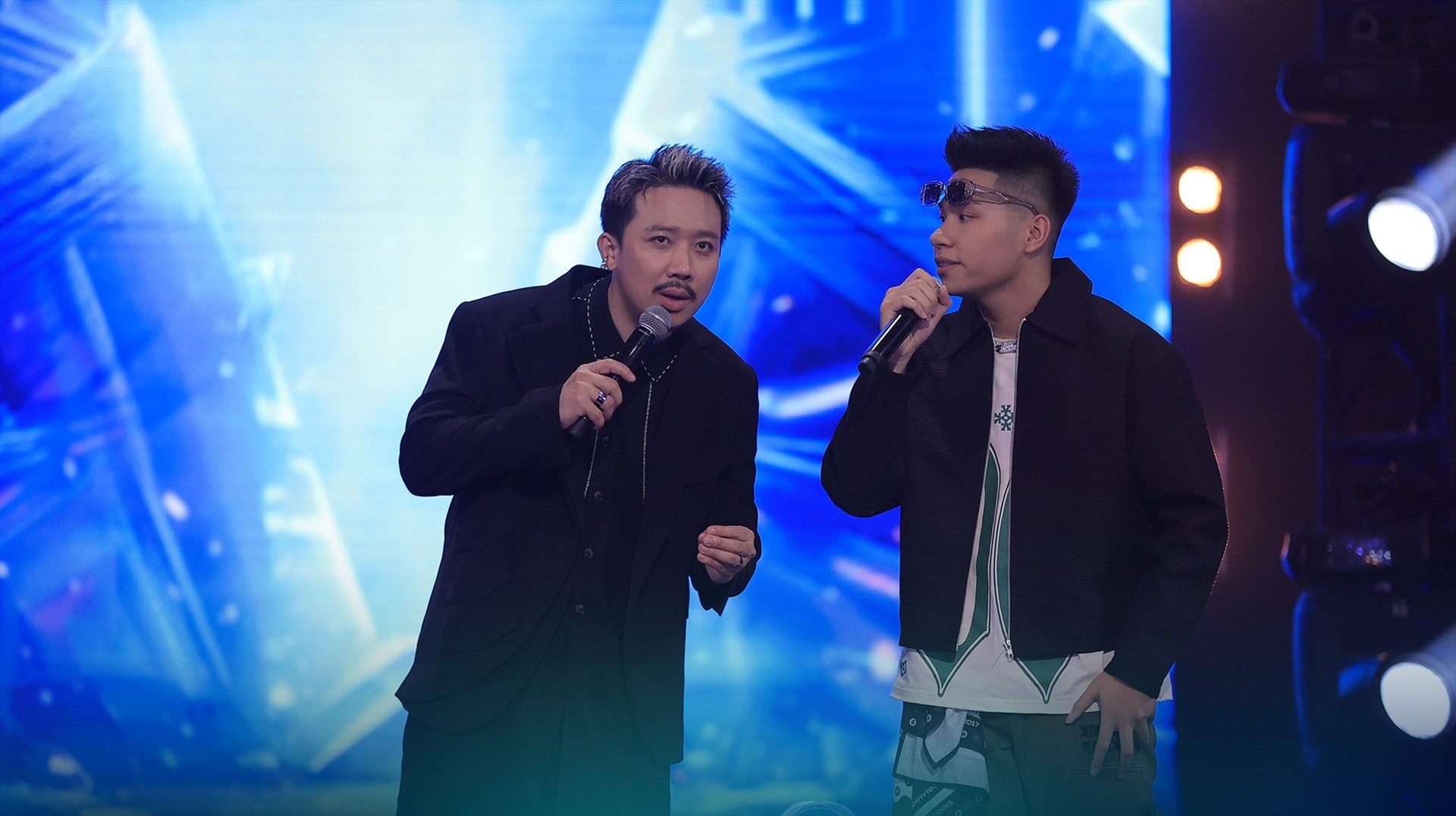 Rap Viet tro lai hinh anh