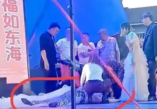 Nu ca si Phi Phi qua doi khi dang bieu dien hinh anh