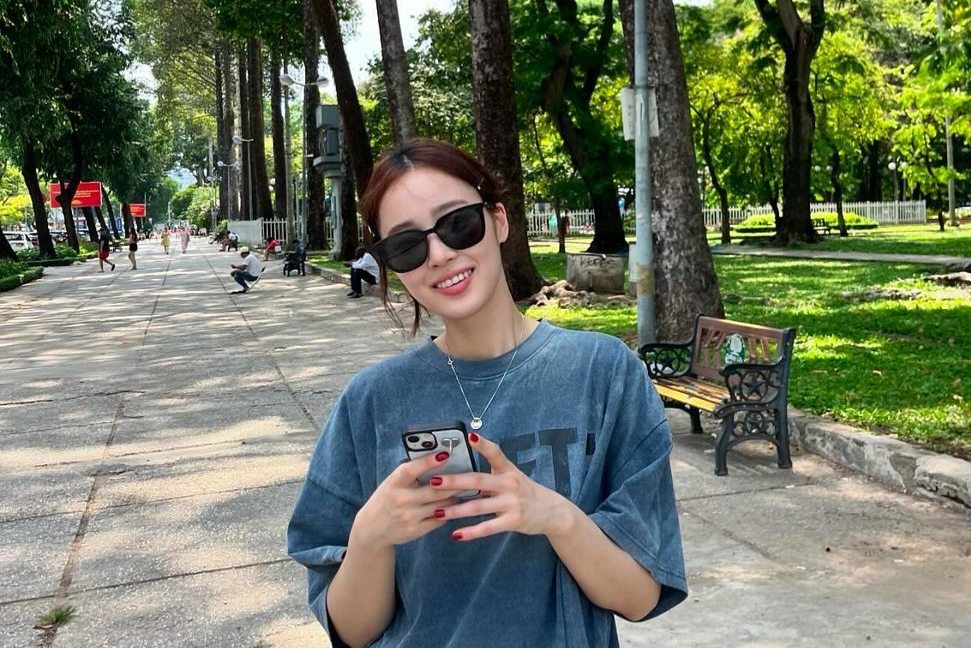 Nu dien vien 'Penthouse' khoe anh du lich TP.HCM hinh anh