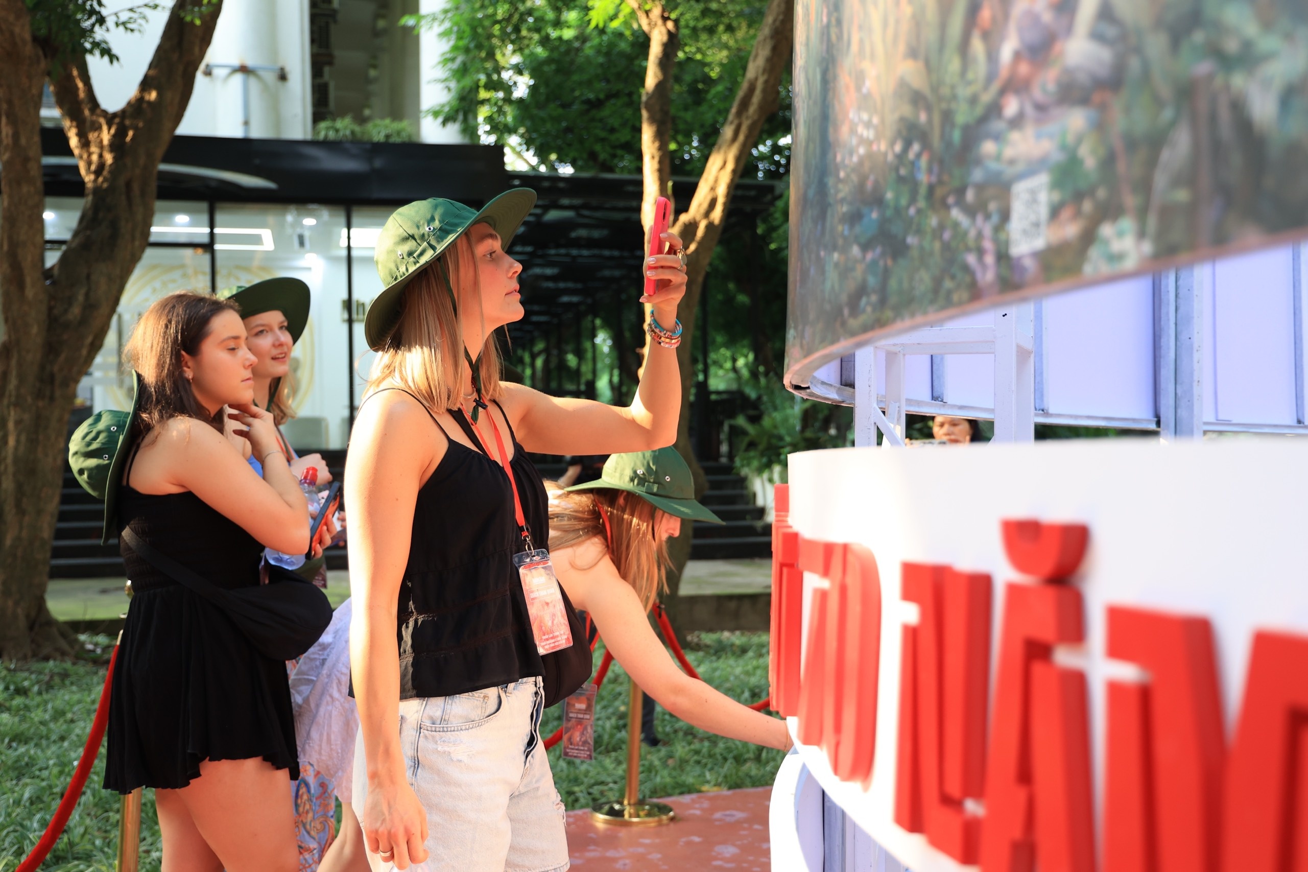 Trien lam tranh ve Chien thang Dien Bien Phu thu hut khach nuoc ngoai hinh anh