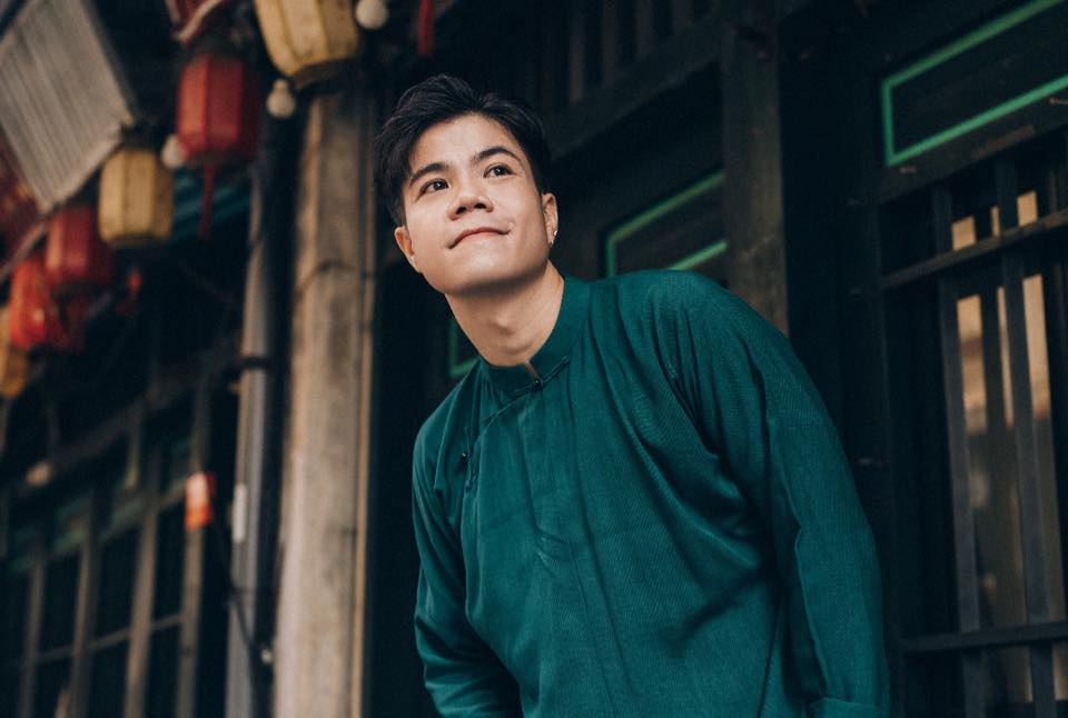 Dinh Manh Ninh cuoi hinh anh