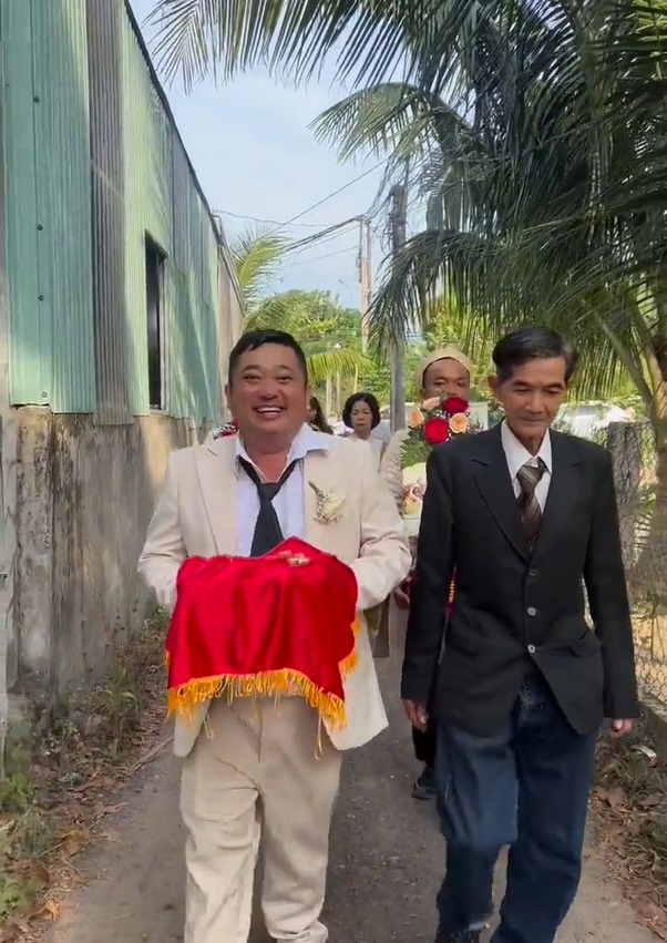 Phung Ngoc cuoi anh 1