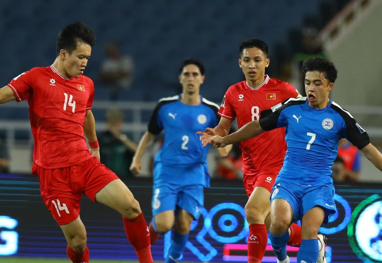 Nghe si bung no voi chien thang cua tuyen Viet Nam hinh anh