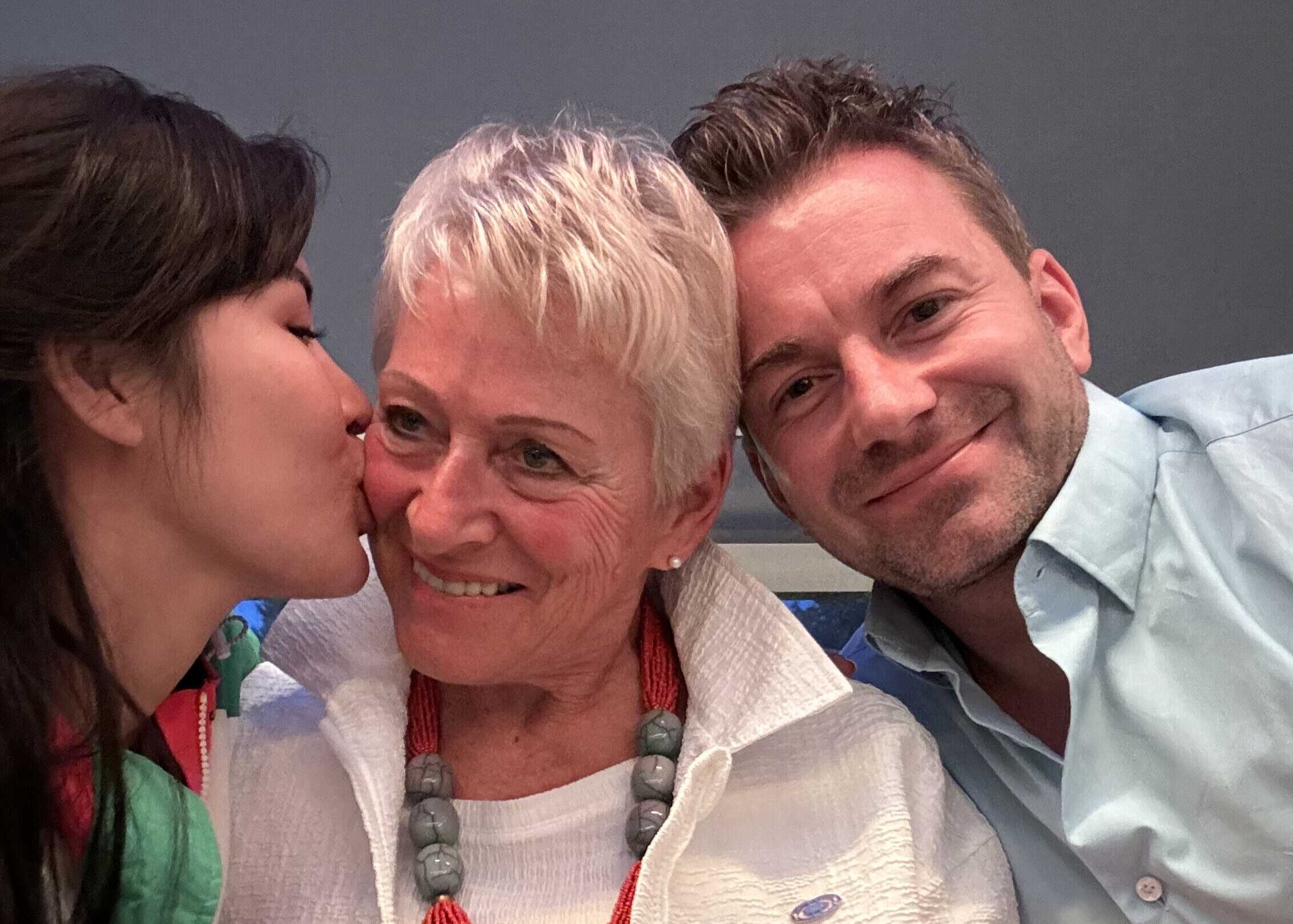 Vo chong Minh Tu toi Duc huong tuan trang mat hinh anh