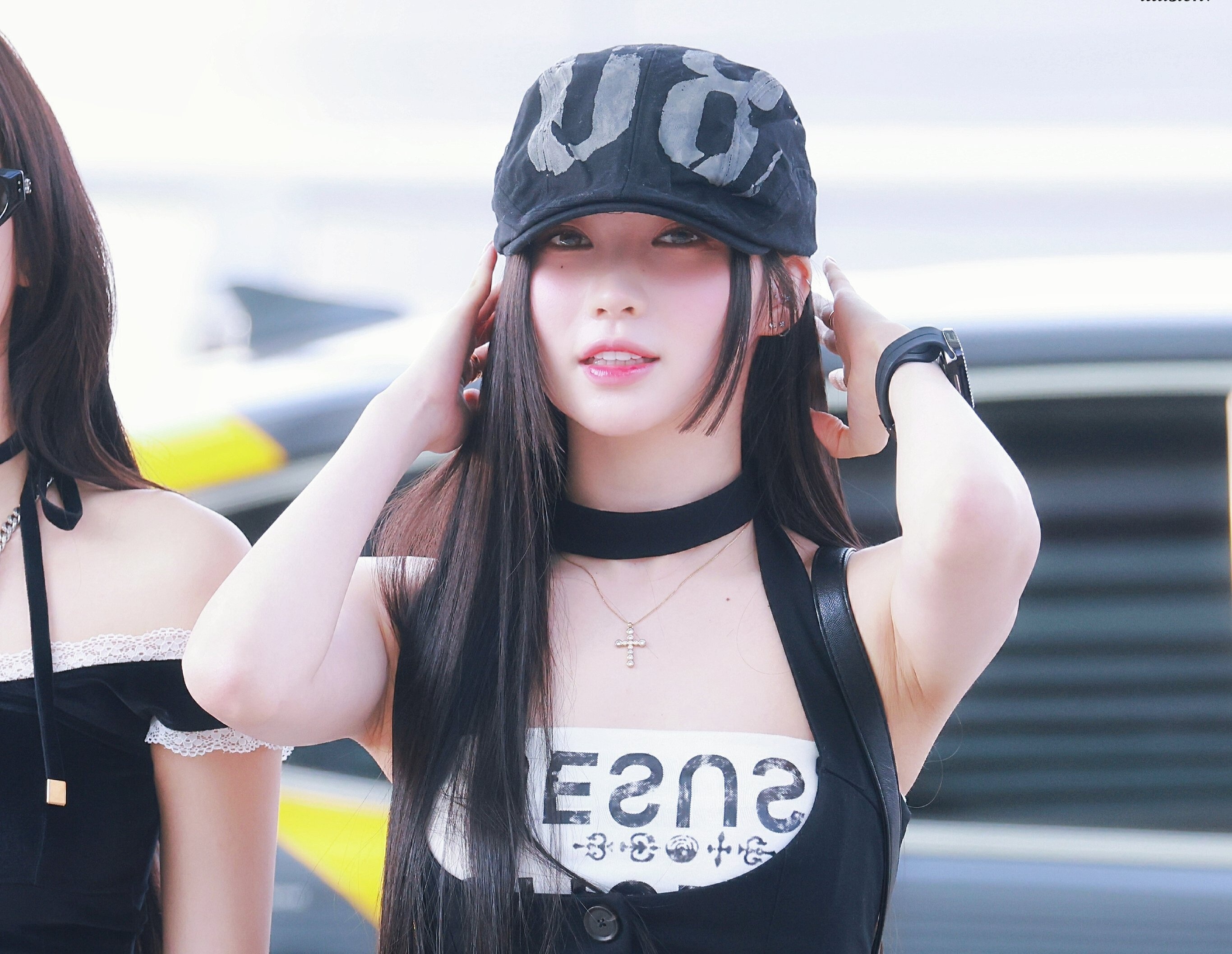 Nu ca si Nhat Ban gay sot khi dien trang phuc khoe eo o san bay hinh anh