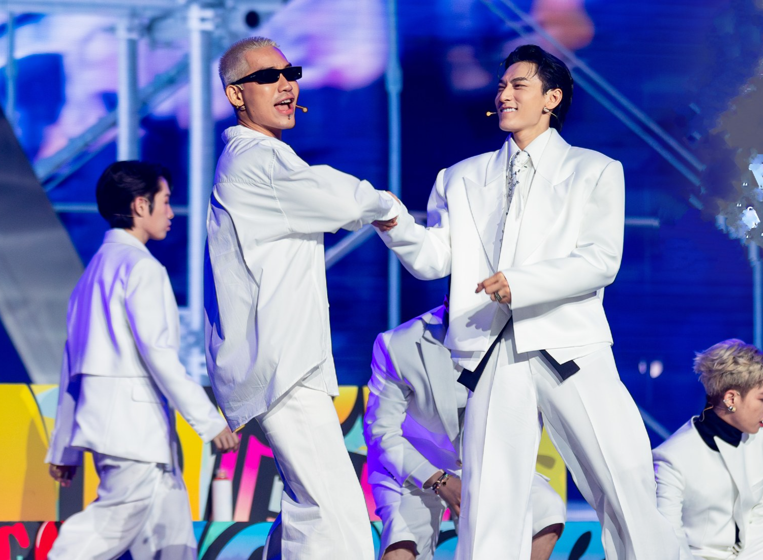 30 anh trai 'say hi' khai chien hinh anh