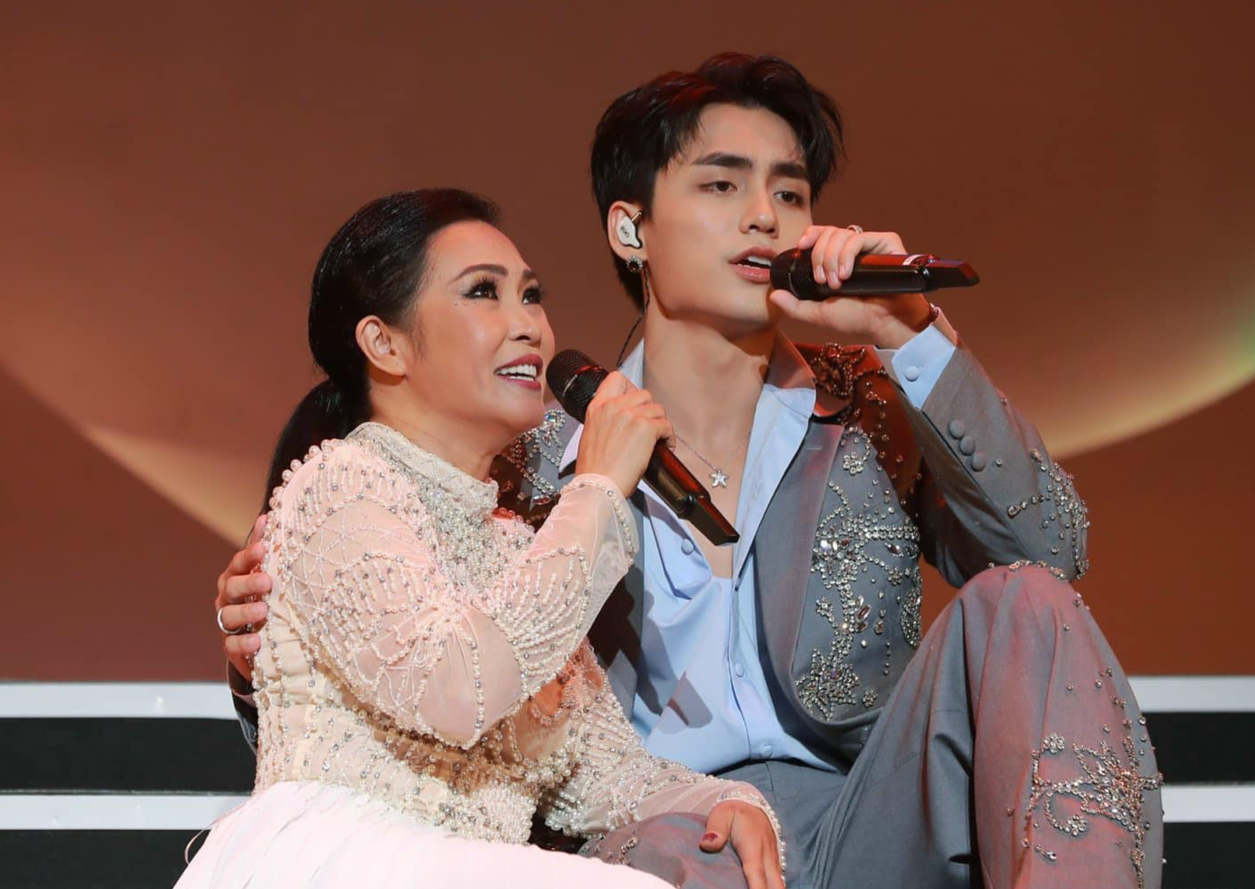 Live show ngon hang chuc ty dong nen de khien ca si Viet lo nang hinh anh