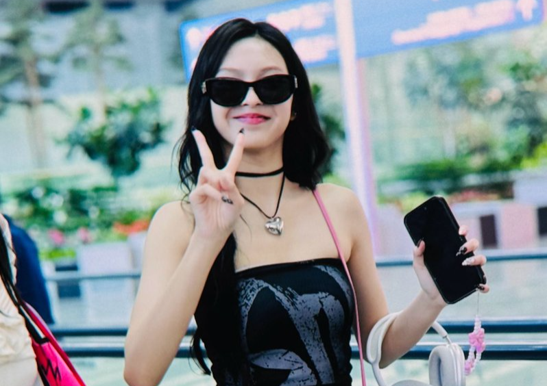 'Ban sao Lisa' gay tranh cai vi mac goi cam hinh anh