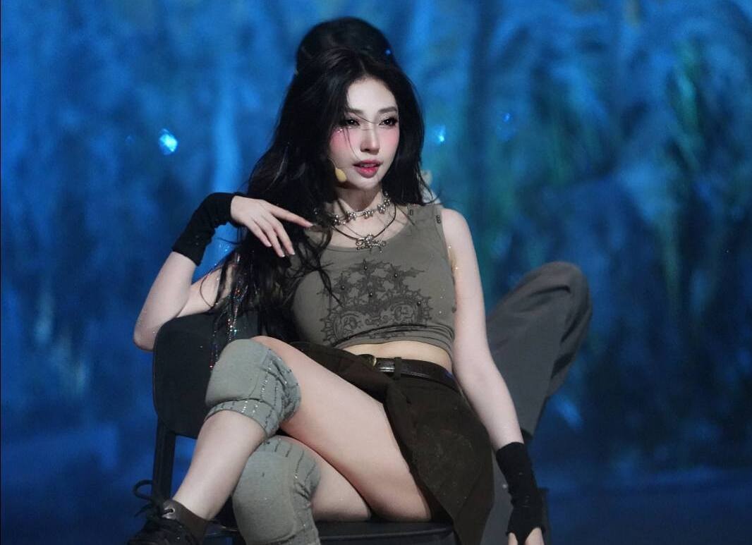 Huyen Baby, Khong Tu Quynh bung no o show Trung Quoc hinh anh