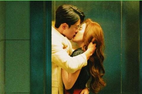 Luu Diec Phi bi chi trich vi dien qua nhieu canh hon hinh anh