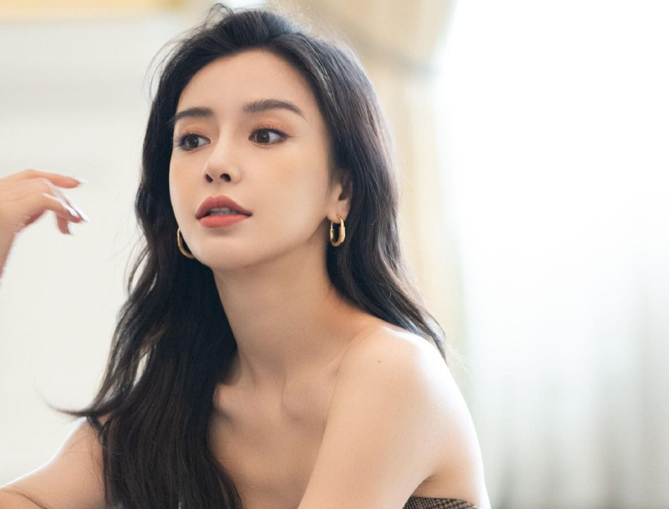 Angelababy bi lam mo mat, het duong ve showbiz hinh anh