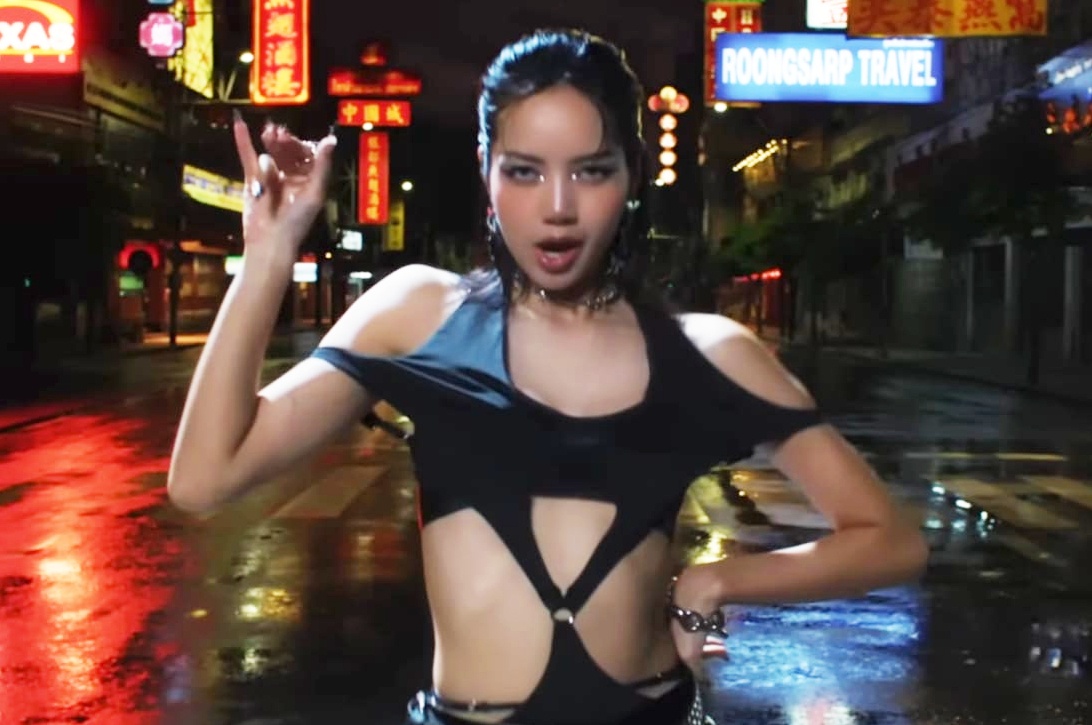 Lisa phu song mang xa hoi hinh anh