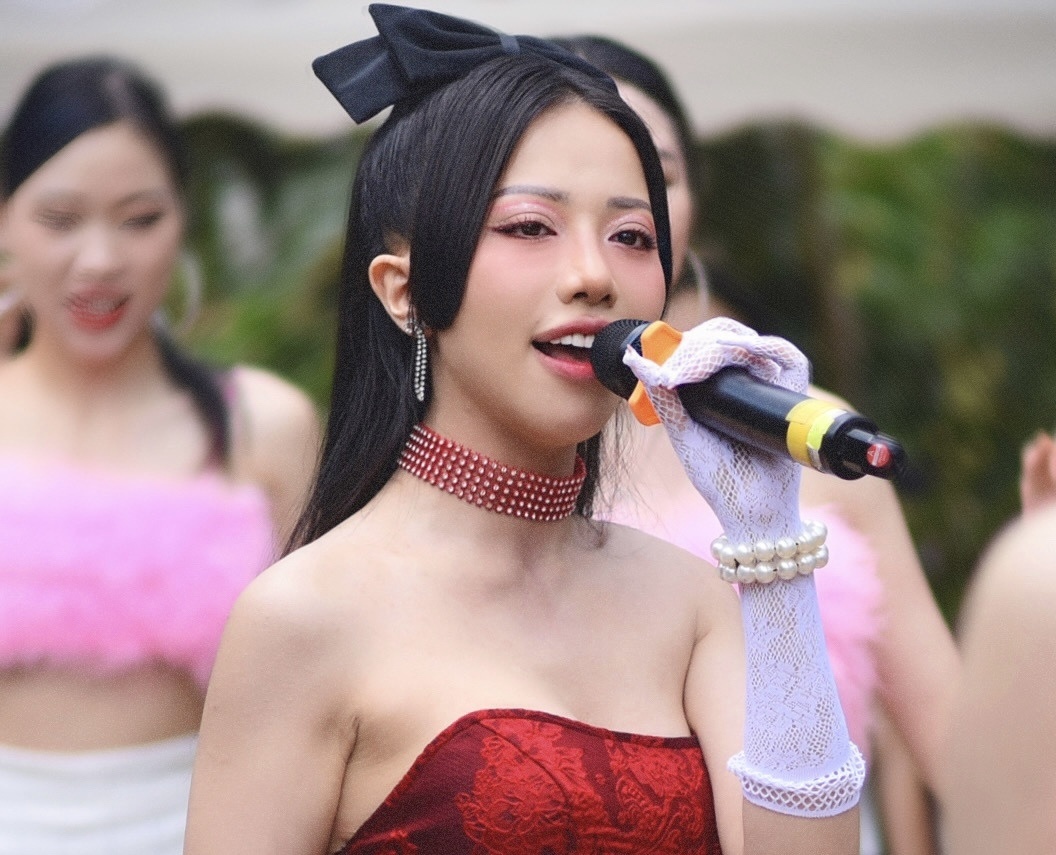 Phung Khanh Linh roi cong ty quan ly hinh anh