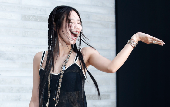 Jennie mac xuyen thau hinh anh