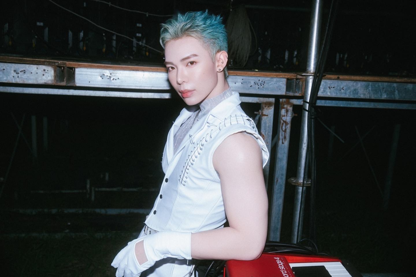 Erik xin loi hinh anh