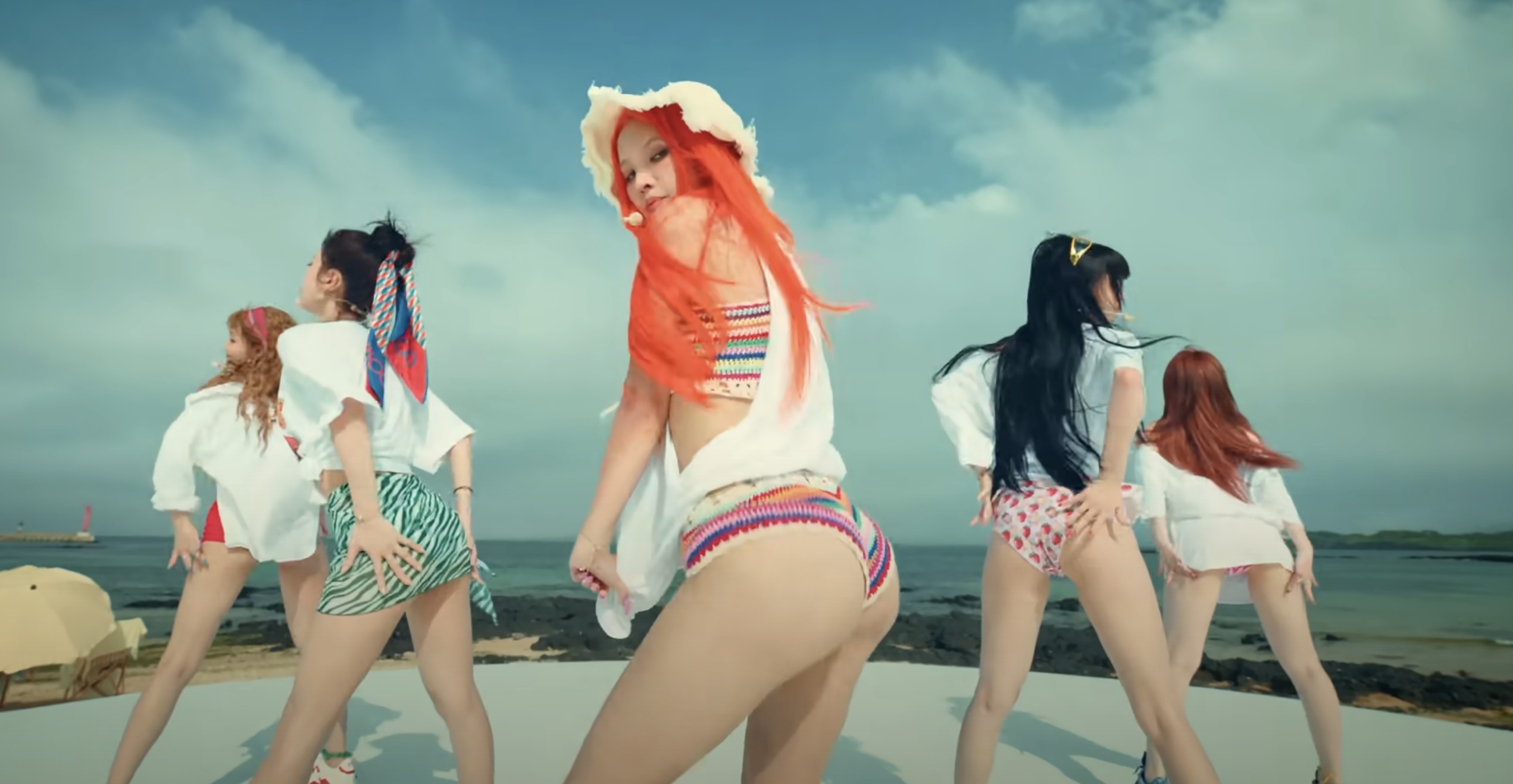 Ca si Han bi chi trich trinh dien phan cam hinh anh