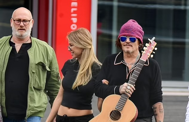 Johnny Depp hen ho nguoi mau kem 33 tuoi hinh anh