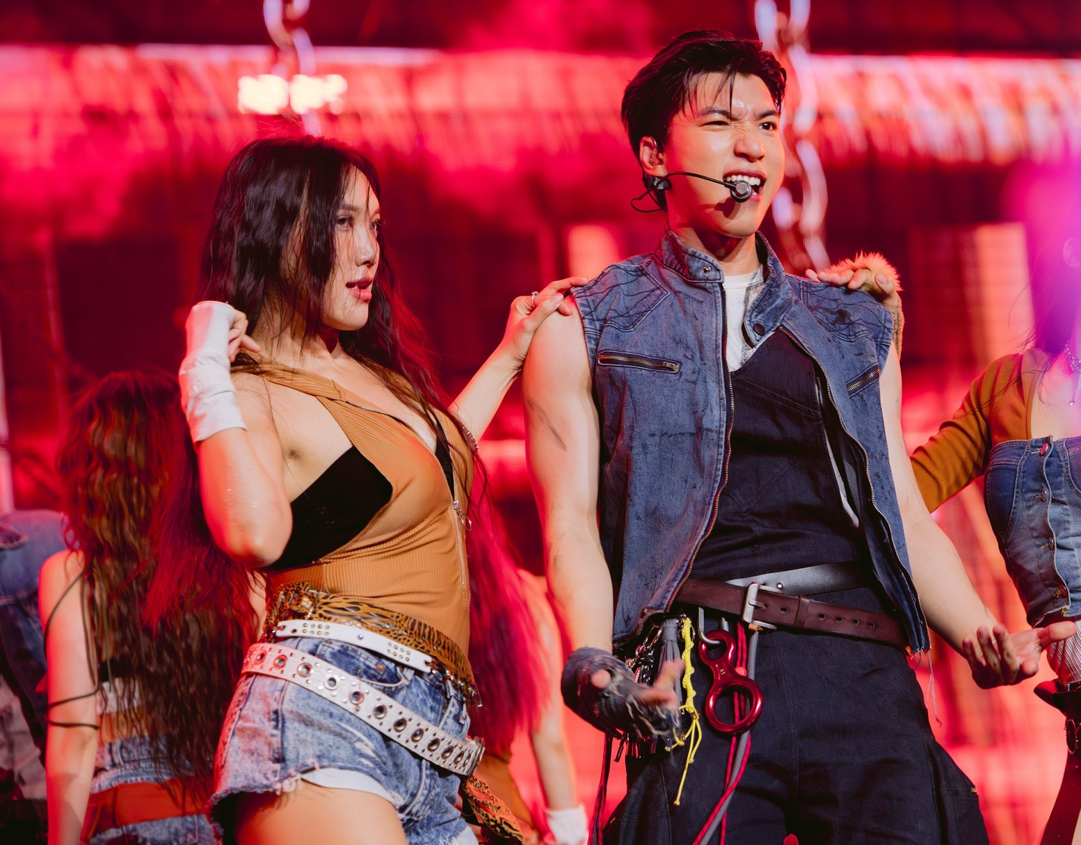 Ca si Viet e de suc nong cua 60 anh trai hinh anh