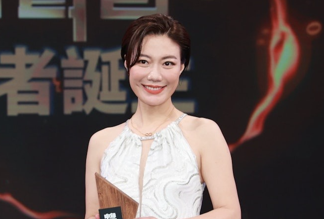 Nu ca si Long Dinh bi chup anh ngoai tinh tren oto hinh anh